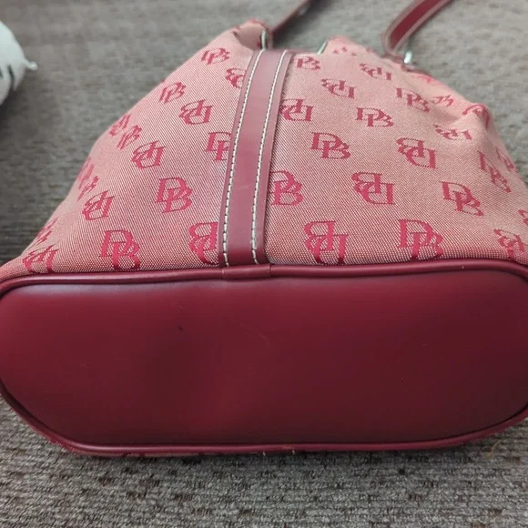 VINTAGE DOONEY & BOURKE RED SIGNATURE MINI DRAWSTRING BUCKET HANDBAG - Picture 7 of 15